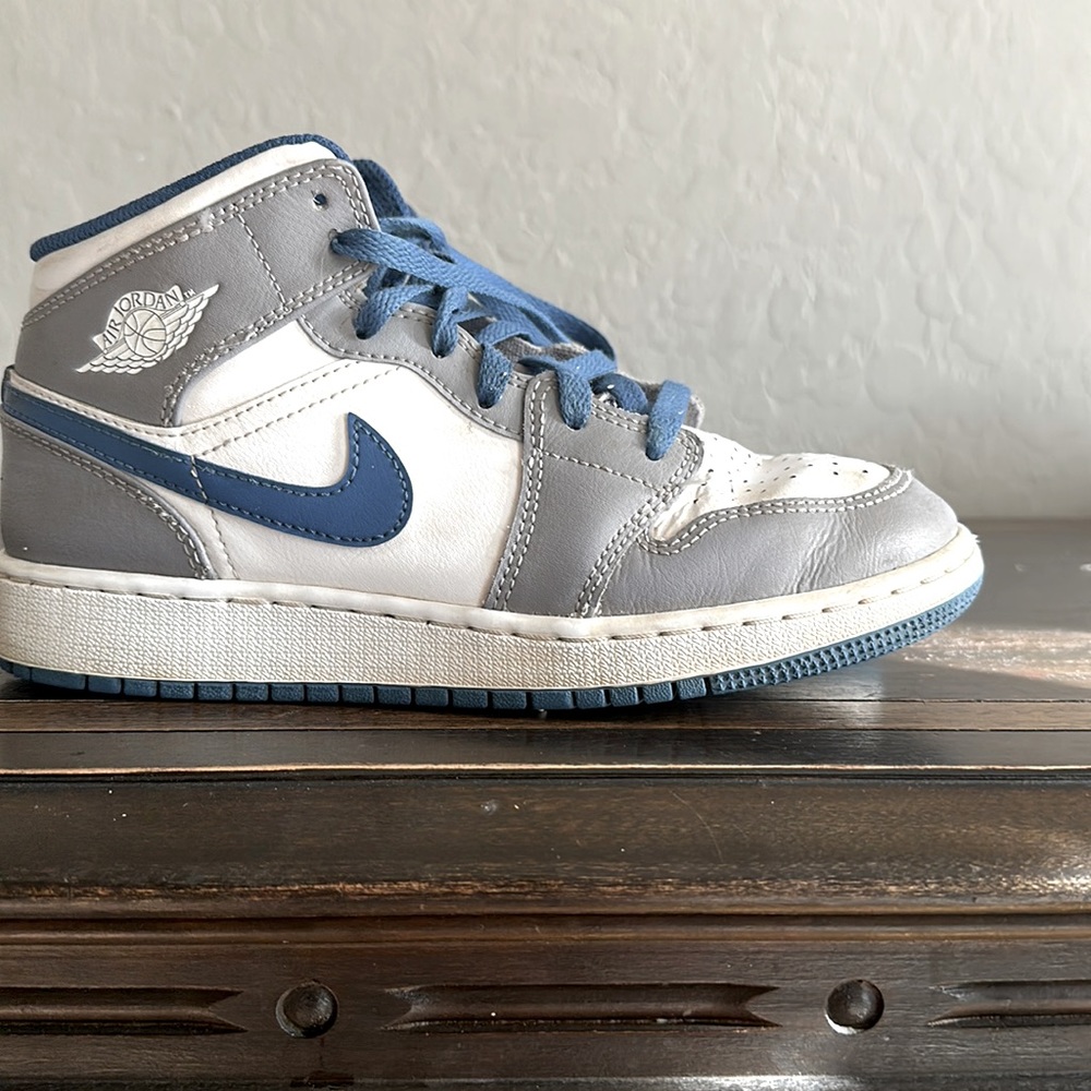 Air Jordens size 5y,